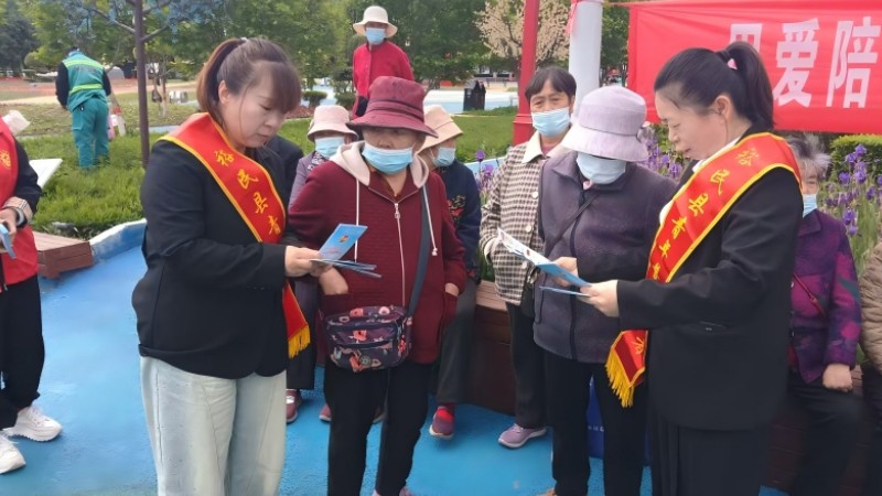 新疆裕民县：法治宣讲进公园 普法惠民暖人心