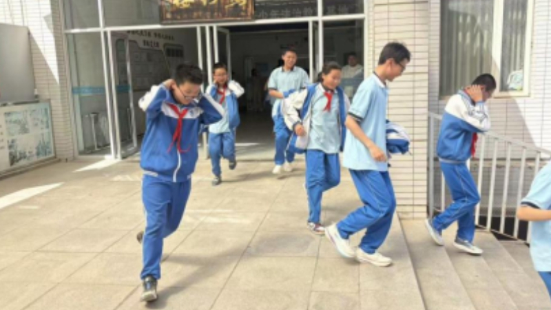 银川市兴庆区高台寺社区：防震普法点亮校园，实战演练护航成长