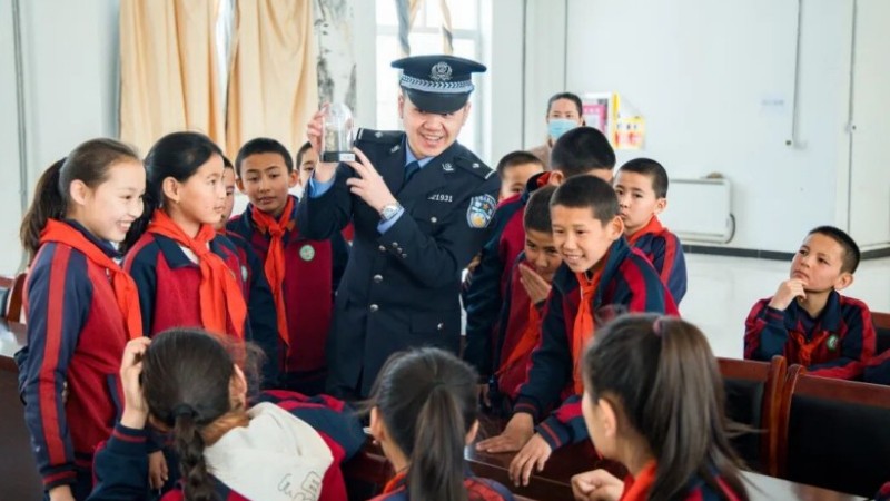 雪域边关铸警魂 真情助学暖童心——记新疆塔城边境管理支队奇巴隆边境派出所民警刘立东