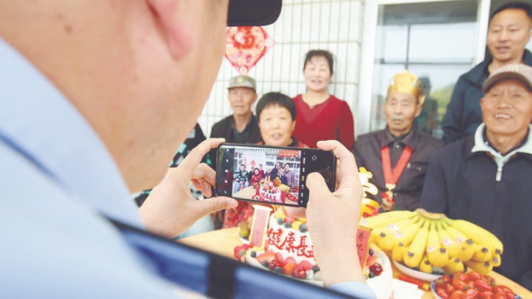 关爱留守老人