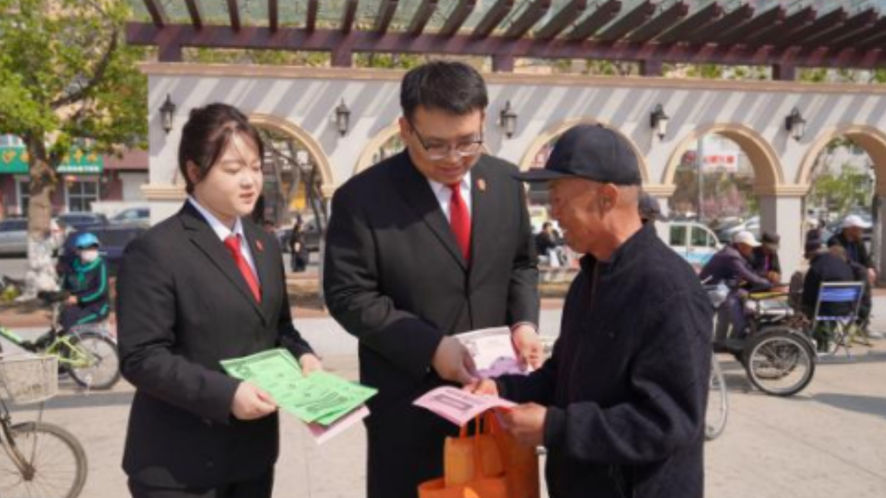 孙吴法院走进县人民广场开展反邪教普法宣传活动