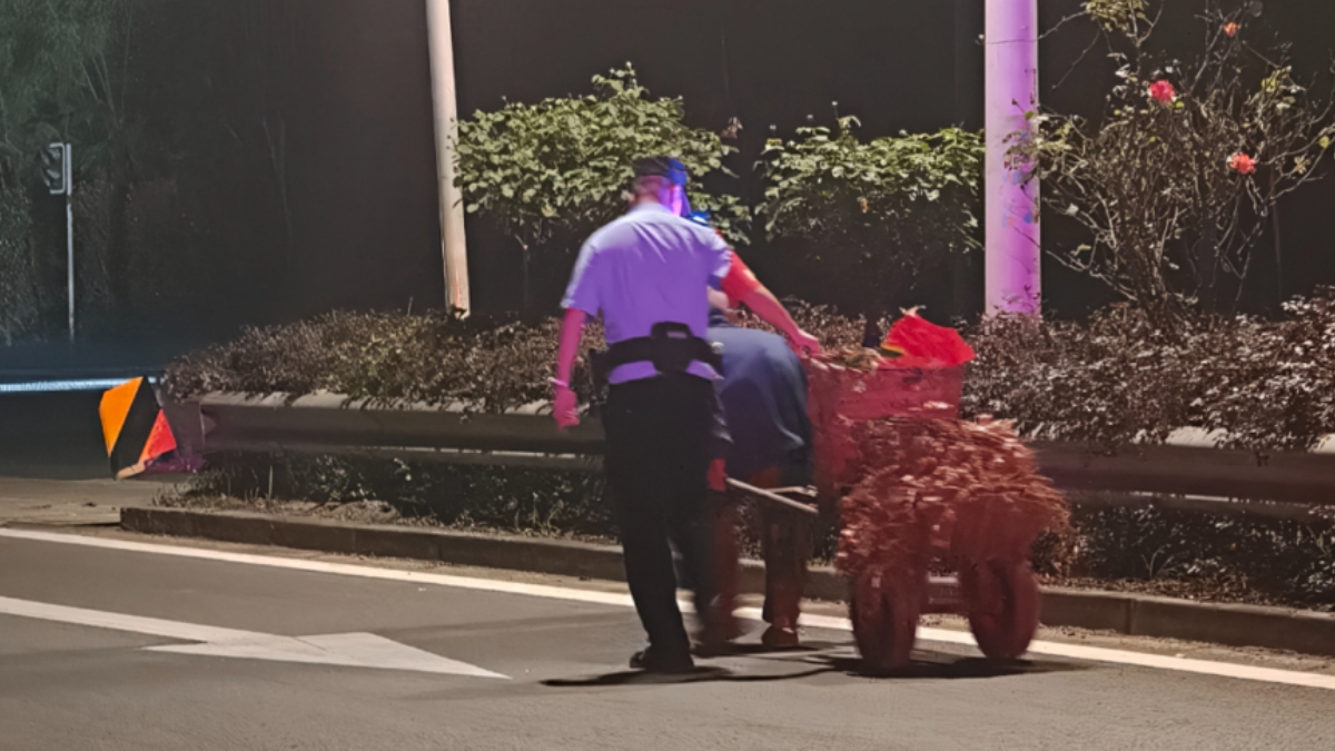 广安武胜警察晚上“拉车”，被群众发到网上……