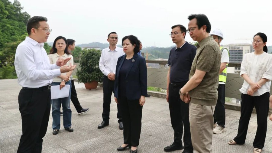 达州市委副书记王蔚荩莅临学校调研