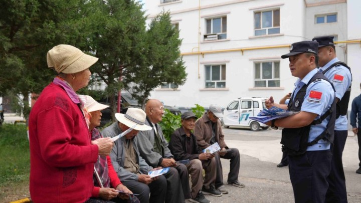 新疆伊犁边境管理支队捷仁布拉克边境派出所：社区警校搭平台 民警反诈护夕阳