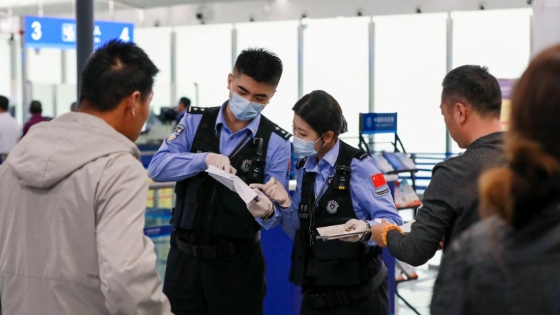 新疆伊宁出入境边防检查站护航航空口岸通航一周年，出入境客流稳步增长