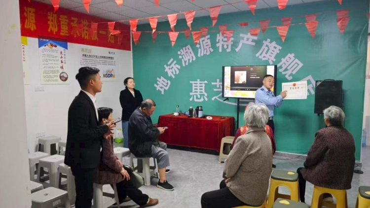 民警进保健品店 “对症下药”讲反诈