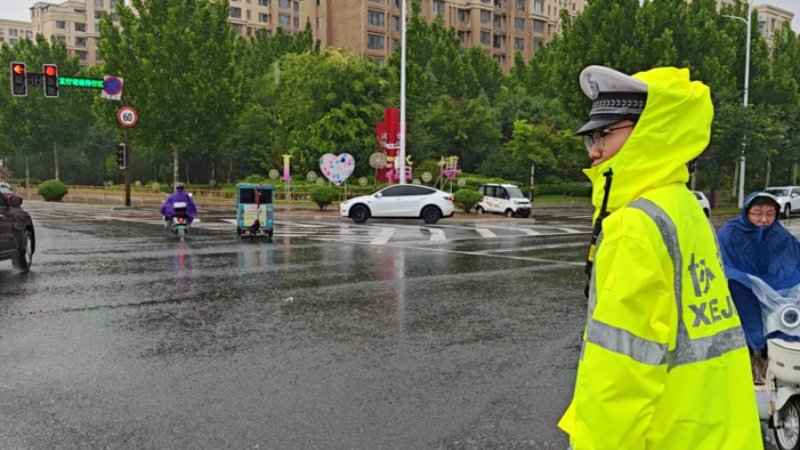 风雨中的坚守 淄博交警秒变“浇警”