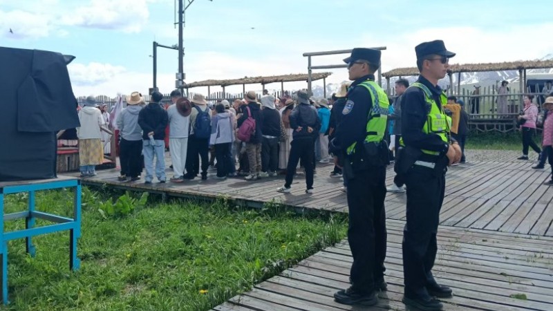 草原添暖意 警蓝护花期——新疆新源县公安局护航“中国旅游日”