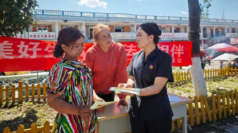 新疆尼勒克县人民法院：普法进巴扎 典润百姓家