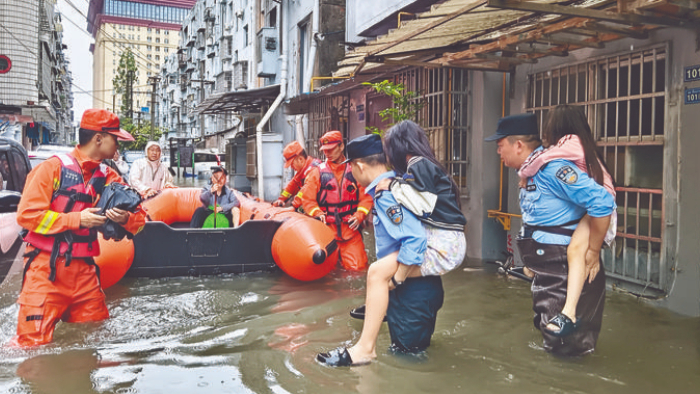 大暴雨来袭 紧急转移被困群众