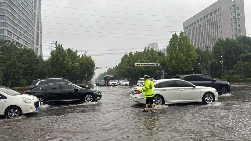 雨天里一道最亮丽的 “警”色——单县公安交警雨天坚守岗位，全力保障道路交通安全畅通