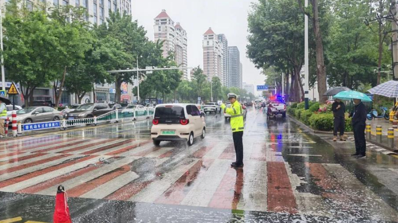 潍坊市交警雨中坚守护通行 履职担当暖民心