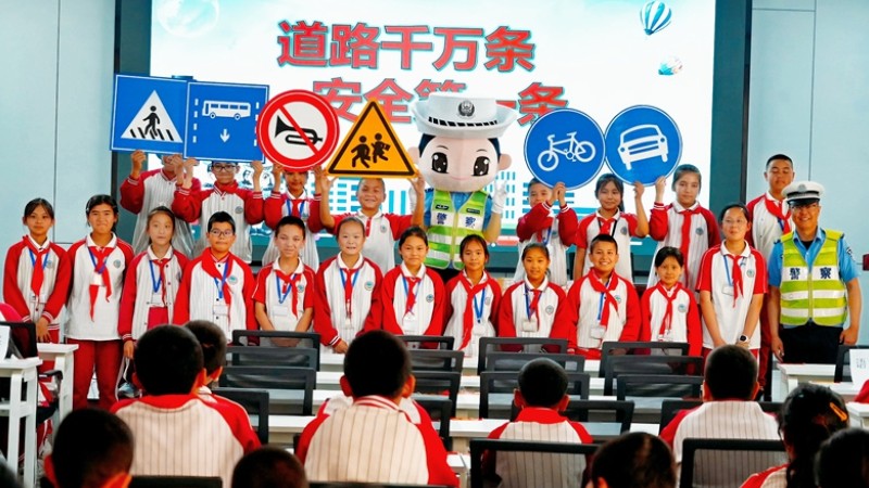 新疆霍城县公安局：交通安全进校园 护航少年平安路