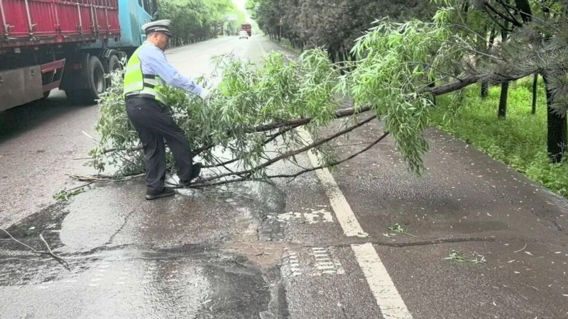 山西长治：风雨无惧守一线 交警清障保畅通