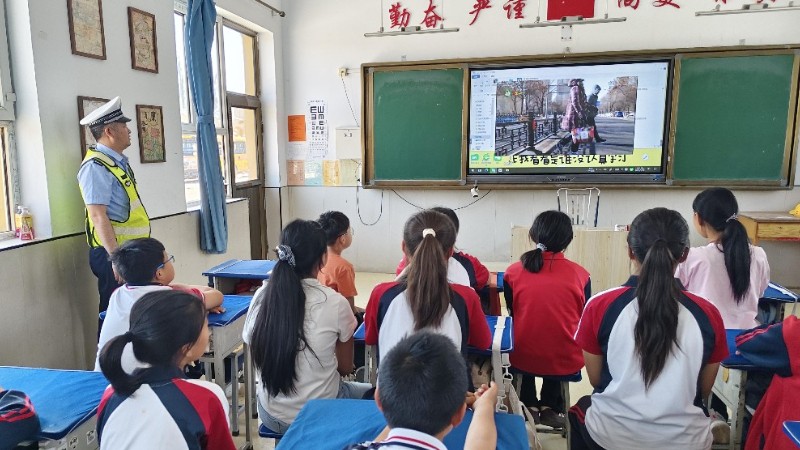 大同交管八大队走进周士庄小学：送上“安全课”，把好“校车关”
