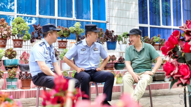 书桌上的“治理智库”——记新疆伊宁县公安局愉群翁回族乡派出所所长刘海文