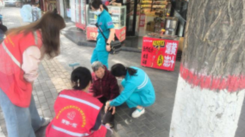 银川市兴庆区信义社区：巡查速救摔倒老人 科普护航生命安全