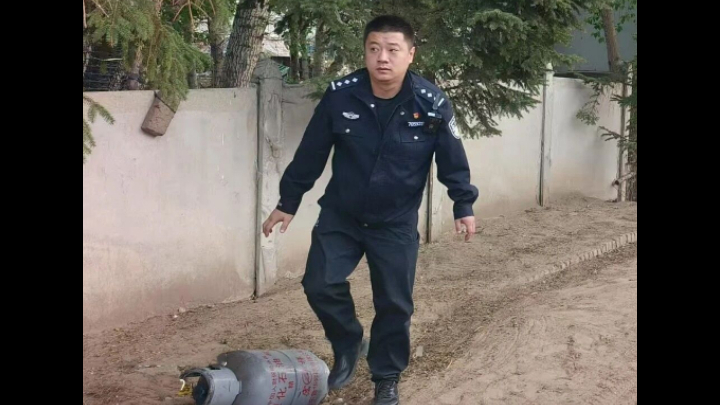 吉林扶余公安更新派出所：民警勇闯火场拎出煤气罐 及时化解险情
