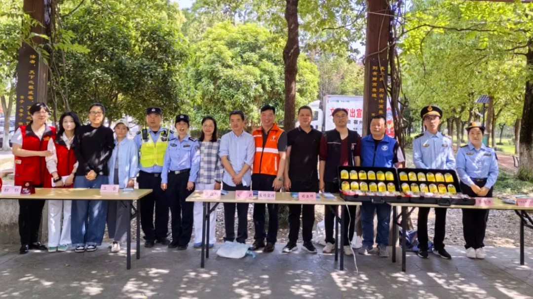 “典”亮新浜 法润民心—新浜镇开展“民法典宣传月”集中普法活动