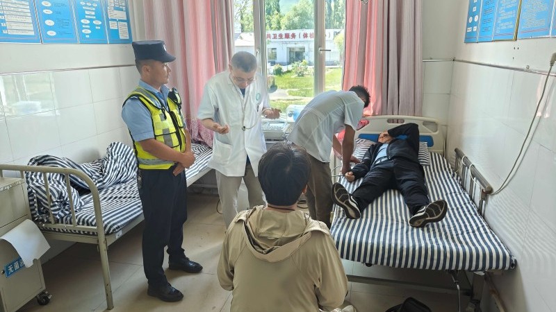 新疆新源县公安局：游客旅途突发不适 民警紧急护送暖心救助