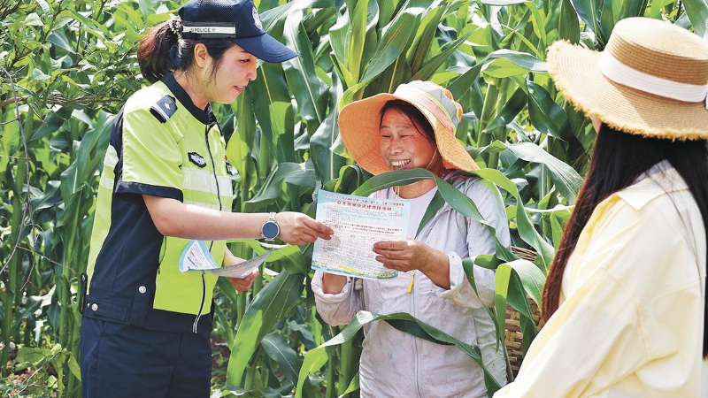 内江资中交警开展交通安全“七进”宣传