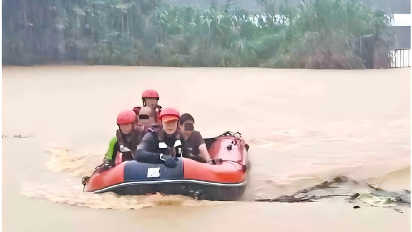 消防救援人员风雨中转移被困者