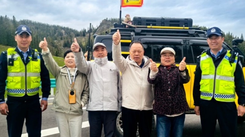 新疆富蕴公安局民警及时救援G331国道爆胎游客车辆