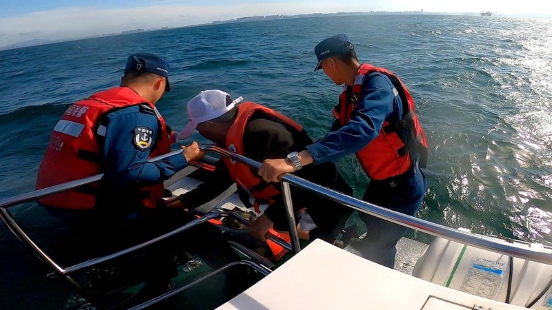 烟台海警局高新区工作站成功救助一名海上遇险群众