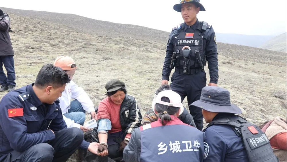 三年坚守虫草山！海拔4500米这支由警察和医护人员组建的联盟撑起了采挖群众的“生命方舟”