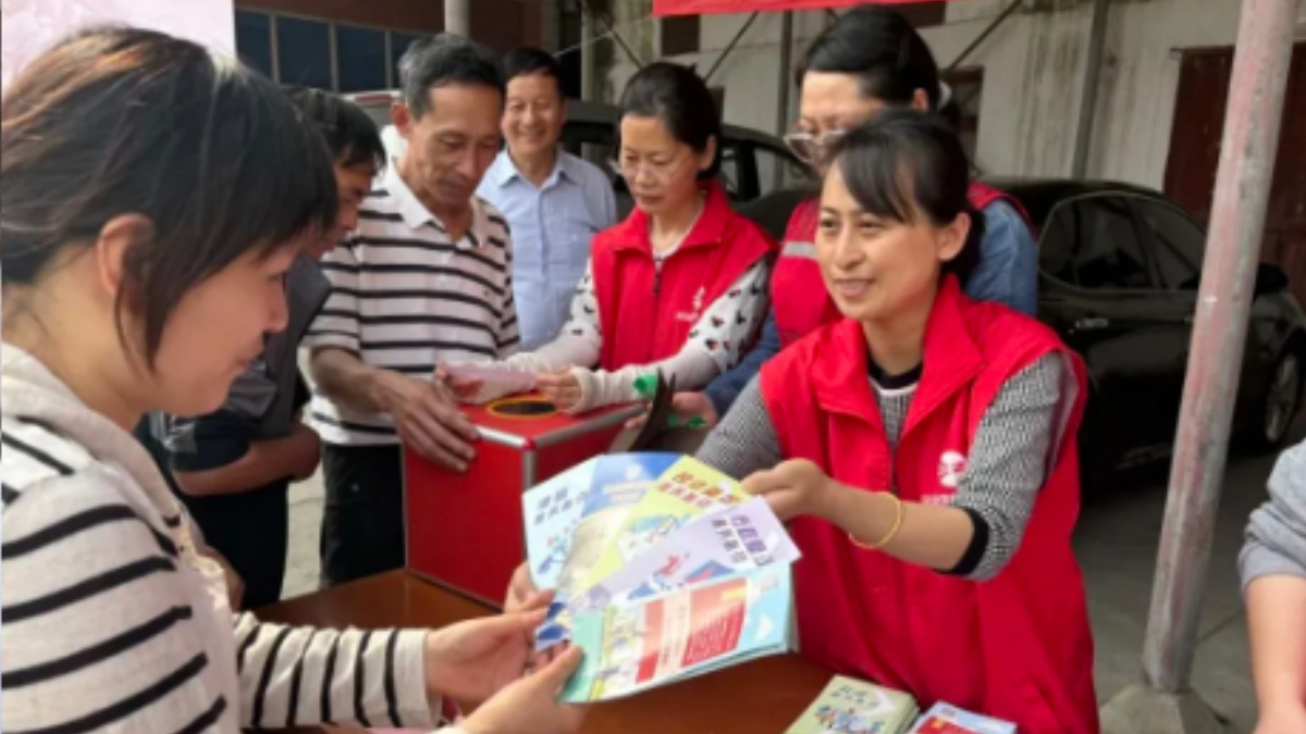 “典”亮早市，法护匠心——厂区里的民法典“小摊”开张啦