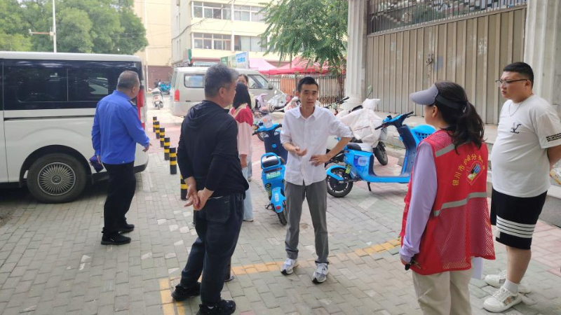 银川市兴庆区利群社区：接诉即办拆地桩 依法还路保畅通