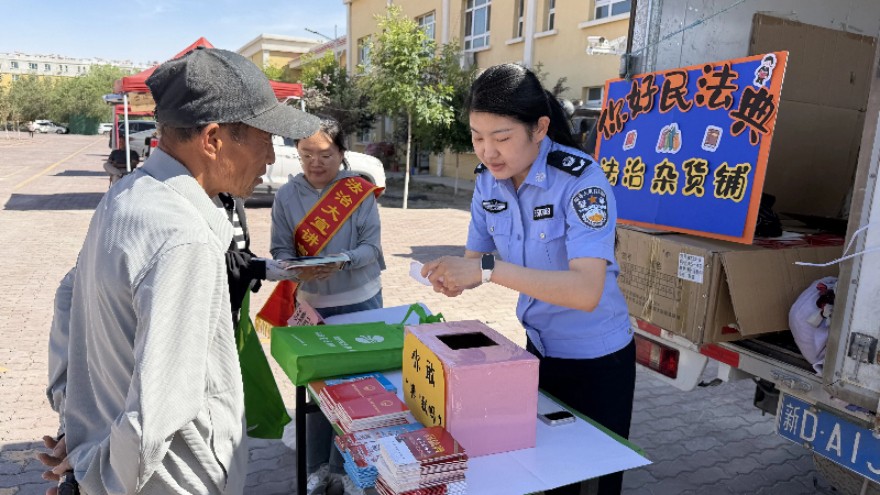 新疆生产建设兵团第七师胡杨河市一二七团司法所开展“摆摊式”普法宣传活动