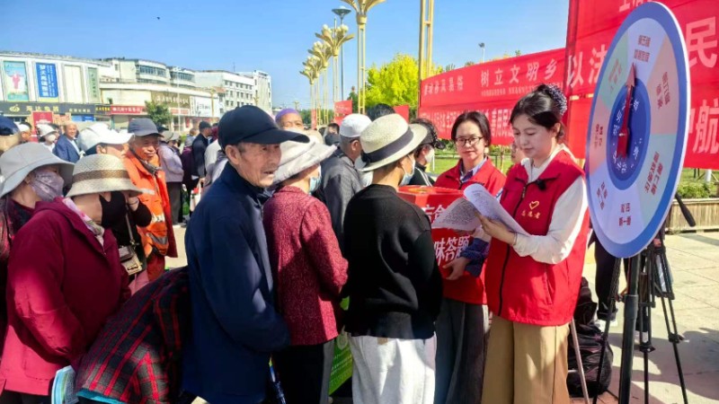 “法”进广场  “典”燃热情
