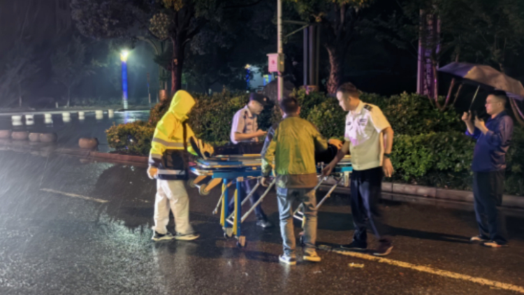 雨夜守护暖人心 民警紧急救助受伤少年
