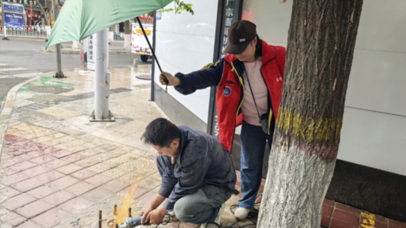 银川市兴庆区山河湾社区：除路钉排隐患，保平安护出行