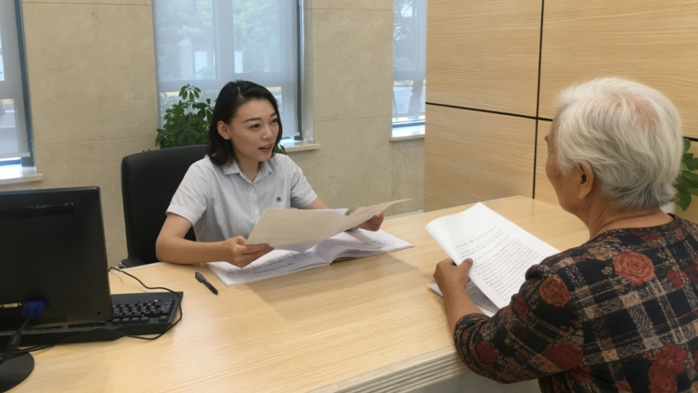 何云飞：红心映法途，公益绽芳华