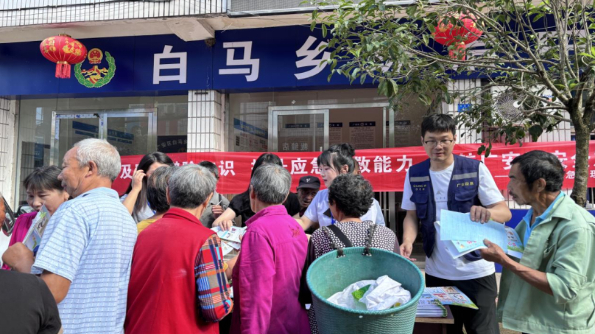 民法典宣传进乡村  “典”亮群众法治路