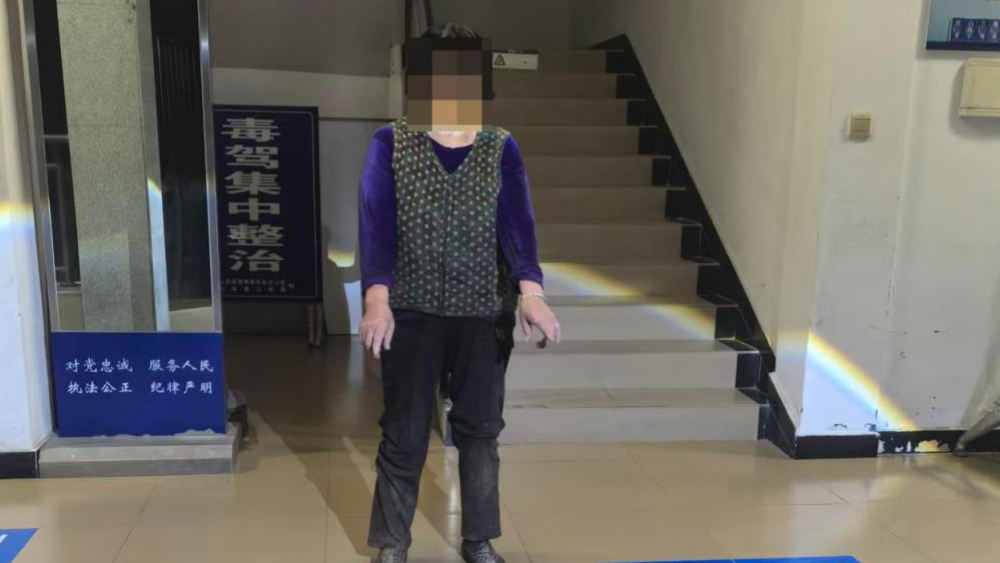 四川一女子深夜偷小龙虾被当场抓获，行拘12日