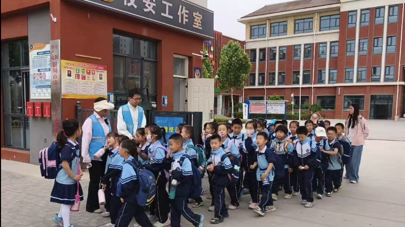 银川市兴庆区宝银社区：聚力护学守校园，共筑平安上学路