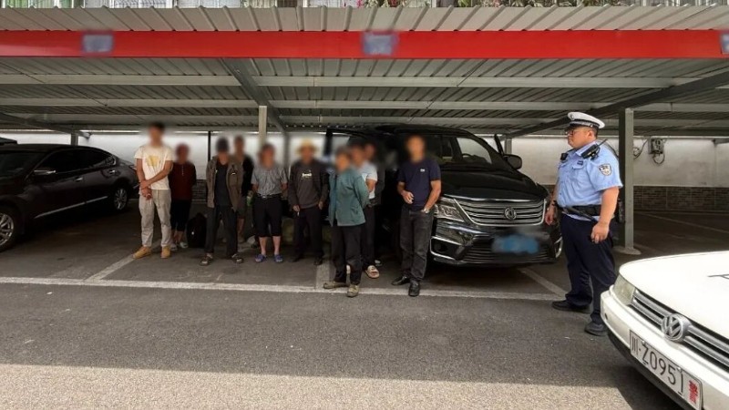 9座面包车硬塞11人，严查