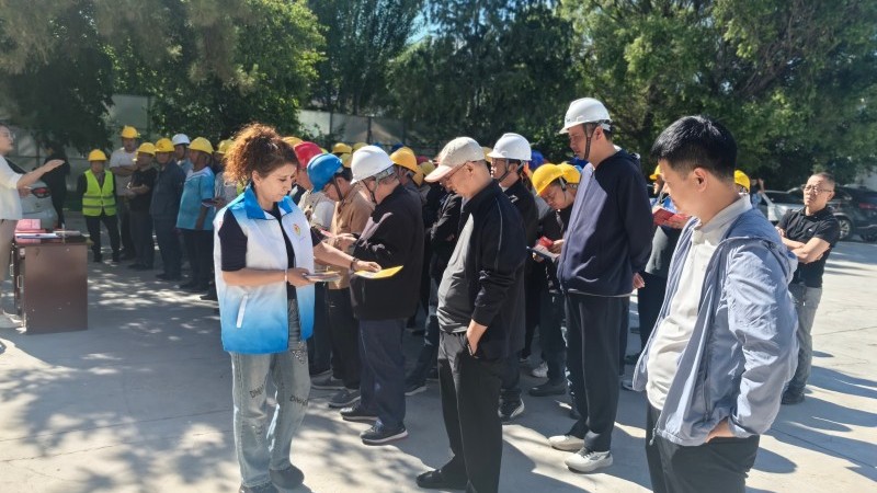 新疆伊宁市司法局：普法宣讲进工地 护航务工保平安