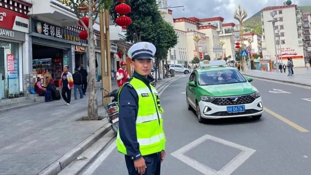 一个95后彝族交通辅警的蜕变：不再是异乡人，已成乡城人