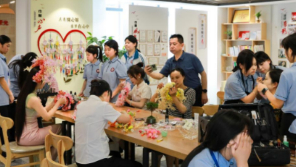 宣汉职专财经教师簪花旗袍雅集尽显匠心