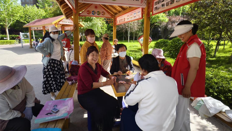 银川市兴庆区迎宾社区：益智添趣暖银龄，依法护老伴晚晴
