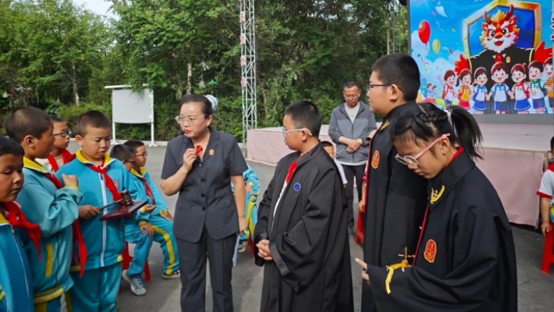 新疆尼勒克县人民法院为少年送上“六一”法治大礼