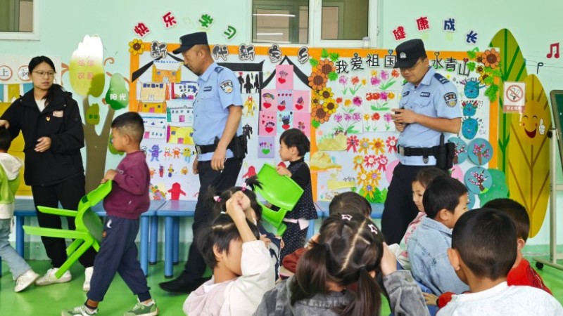 新疆乌恰县公安局：安全教育进校园 筑牢假期安全防线