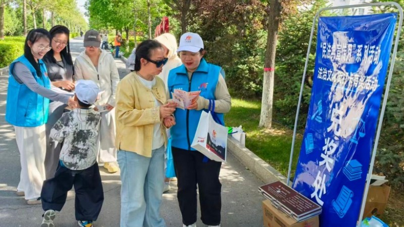 新疆乌苏市开展法治文化街打卡寻“法”之旅主题普法活动