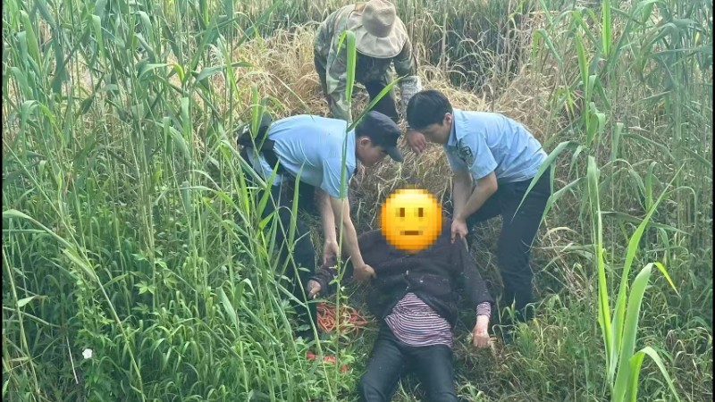 七旬老人采粽叶摔进水沟  民警辅警暖心救援