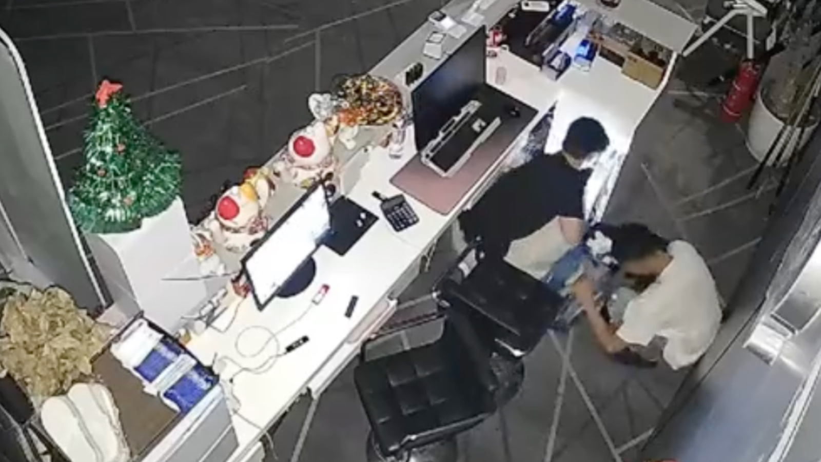 四川成都：两名“爆破手”流窜成都夜窃三店，偷来的手机成了最强“叛徒”