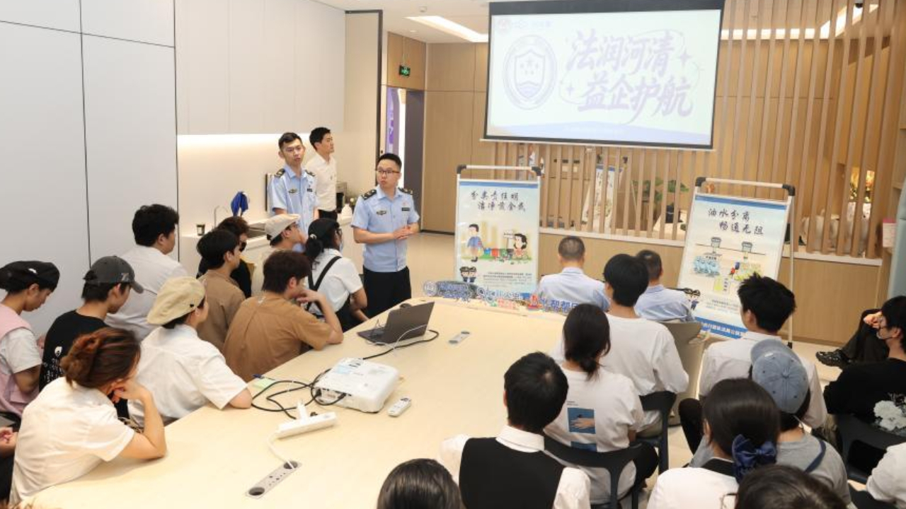 宁波中河街道综合执法队走进商业综合体零距离普法